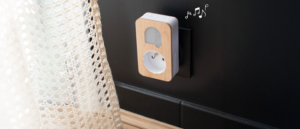 sonnette sans fil SONE sur un mur noir