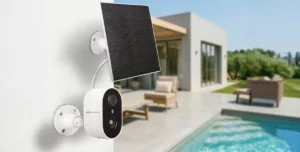 Caméra extérieure connectée SolarCam installée dans un jardin