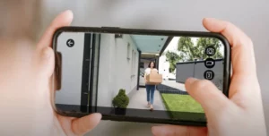 Vue téléphone avec la caméra connectée extérieure